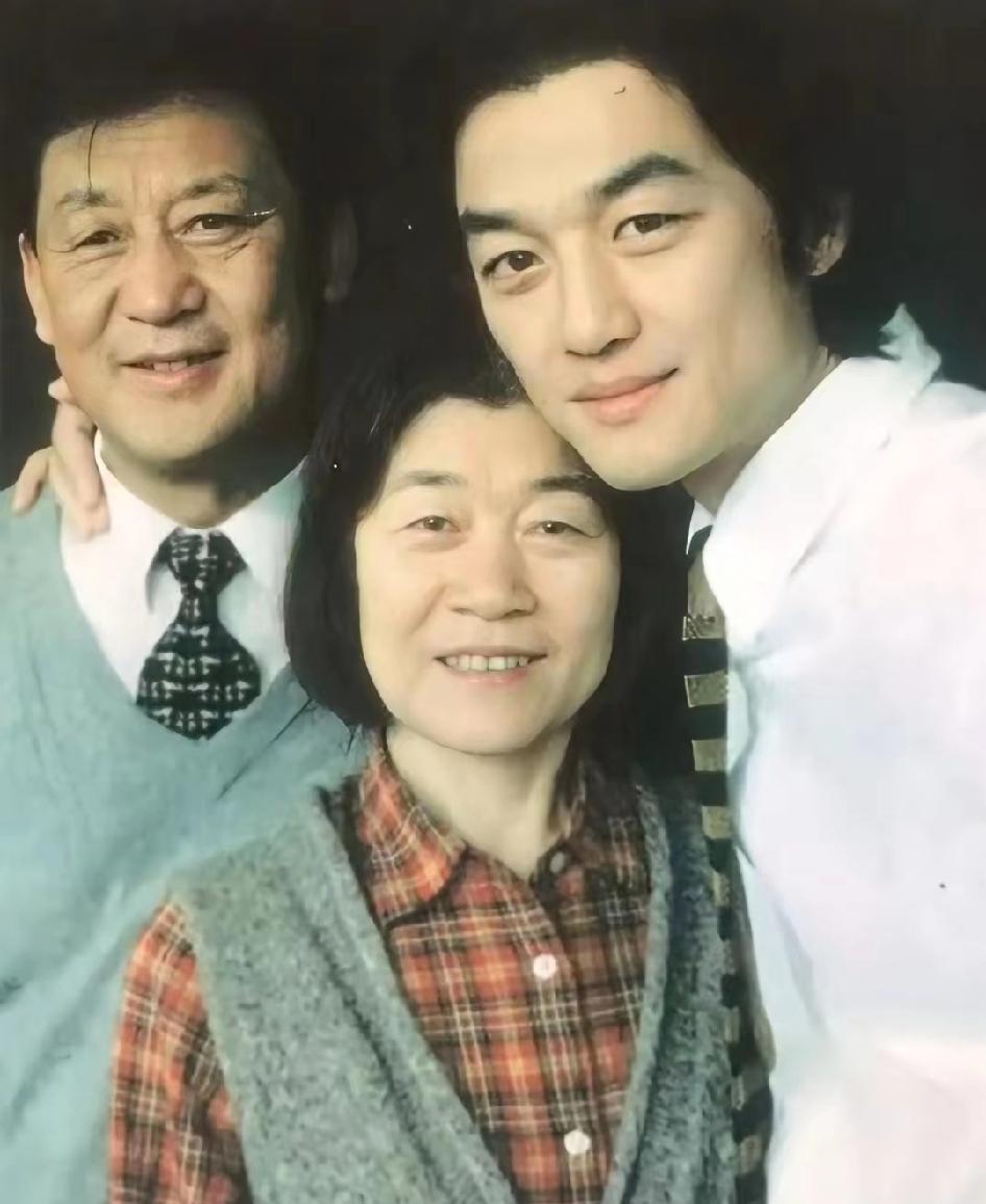 李亚鹏从小到大都是学霸，初中考试还曾考过市状元，当年第一志愿报了哈工大，想当工程