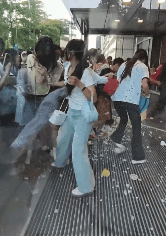 这些女孩子平时拧个矿泉水盖子的都要废九牛二虎之力，现在追起星来简直是“天生神力”