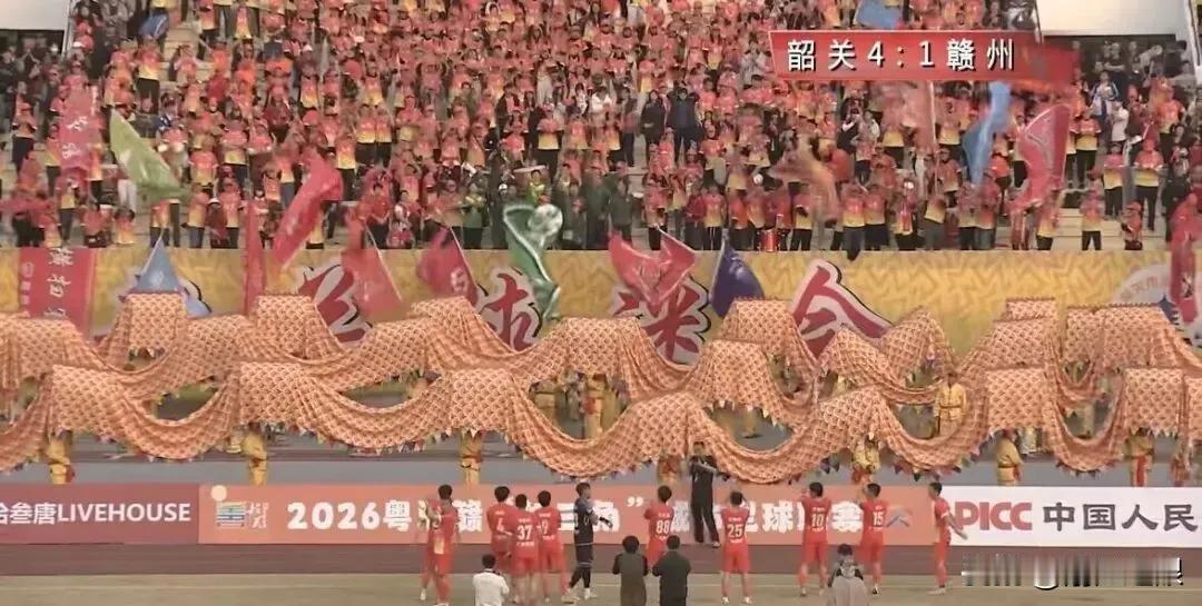 最近，广东韶关、江西赣州、湖南郴州的需足球队踢友谊赛，没想到赣超冠军球队在广东三