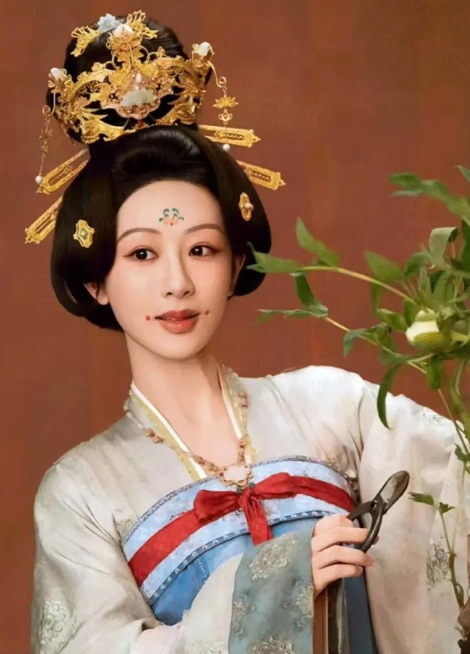 《锦绣芳华》有多宠杨紫？最美的华服和妆容都给了她！配角沈梦辰妆造有点意难平啊，杜