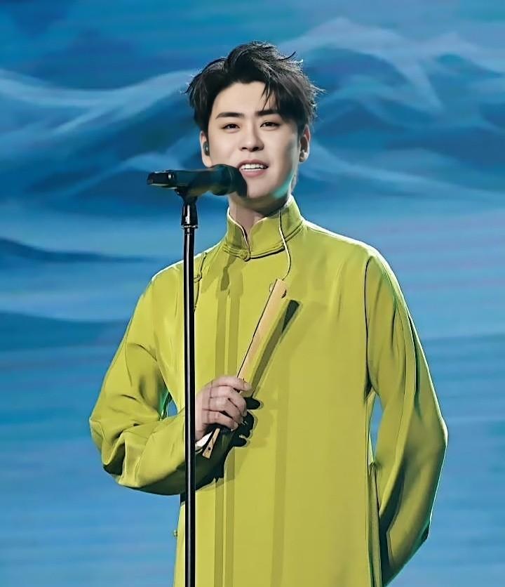 为什么，张云雷开音乐会好评一片，岳云鹏开演唱会骂声如潮。从唱功来说，德云社唱功