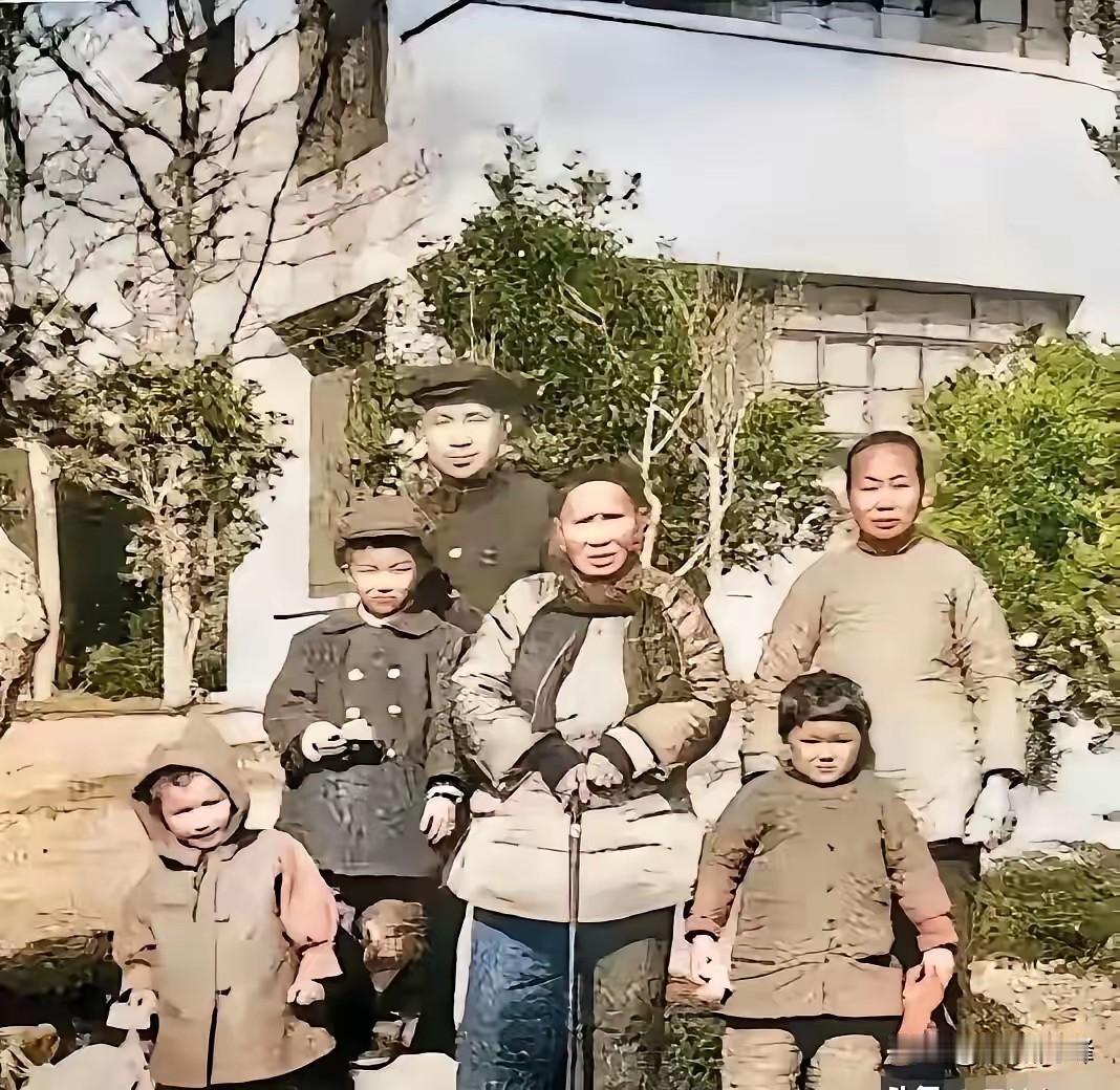 50年代，粟裕终于有时间回家，看望自己的母亲了。照片中，粟裕带着几个孩子围在