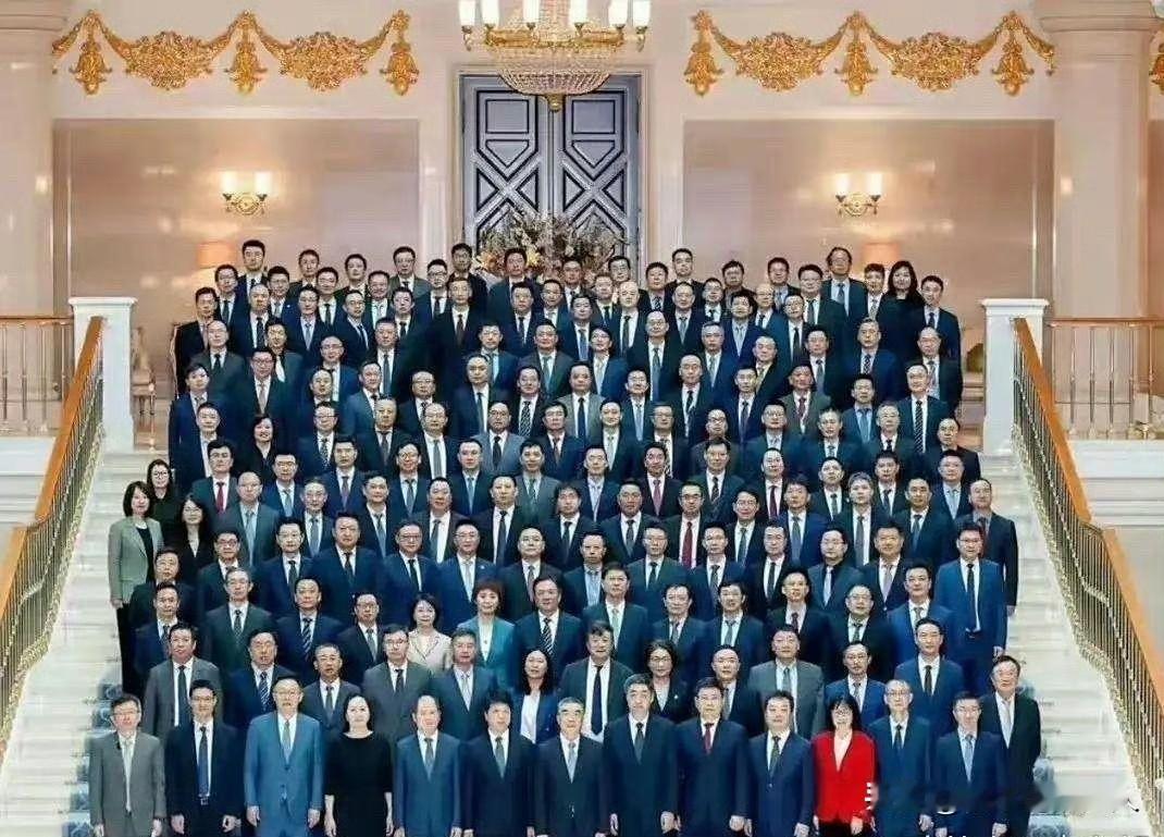 哈哈！看图！都在问，穿红衣服的这个人是谁？网友:万绿丛中一点红啊！绝了！[