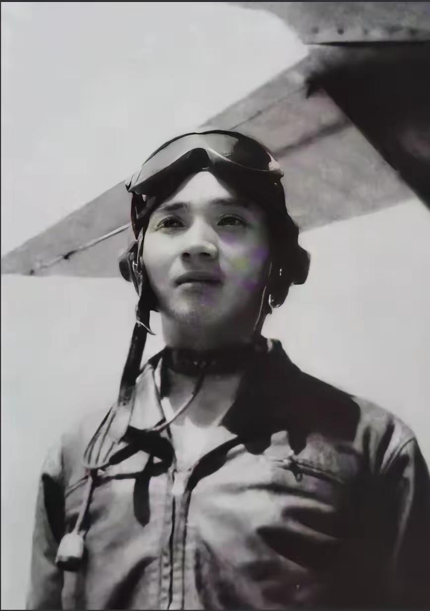 1952年，志愿军飞行员杨汉黄遇4架美军机突袭，冒死击落2架后跳伞，谁知，却惊见