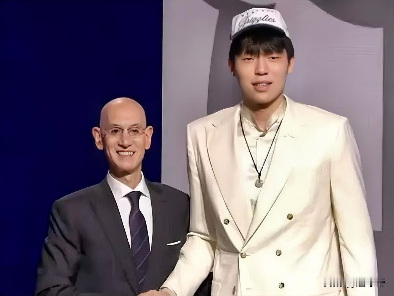 杨翰森能成功入选NBA，离不开以下四位伯乐：1、徐长锁——启蒙教练2、刘维