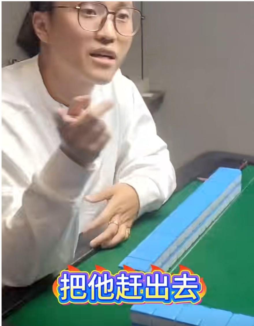 11月30日，广东佛山。四个人在棋牌室叫外卖买啤酒称没收到申请退款，外卖小哥回去