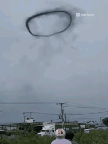 火山喷发形成的烟圈仿佛来自异世界的大门