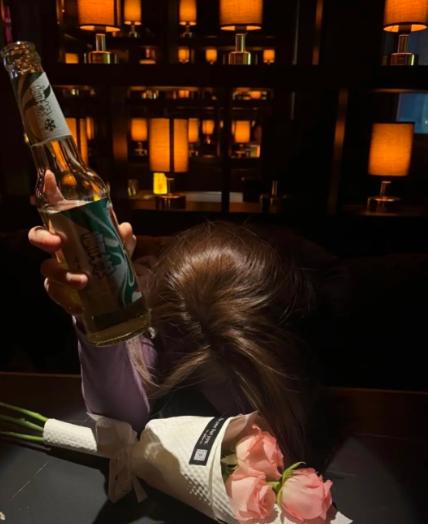 为什么酒吧等场所的女孩都颜值比较高？网友说：偶尔去夜店，有个女孩很漂亮，然后搭