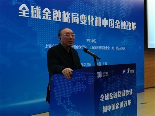 被查前他给公众的外在形象是积极向上的。一个退休近十年的74岁老头，整天全国各地地