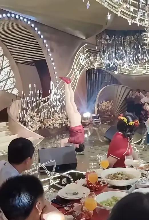 又一个显眼包婆婆…在儿子儿媳婚礼上大秀蛤蟆功，还倒立秀才艺，估计新娘新郎尴尬的