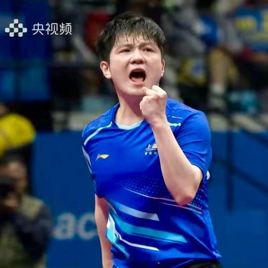 樊振东陈梦发文入选十大体育新闻这个一脸稚气的男孩，天知道他受了多少委屈，但他总是