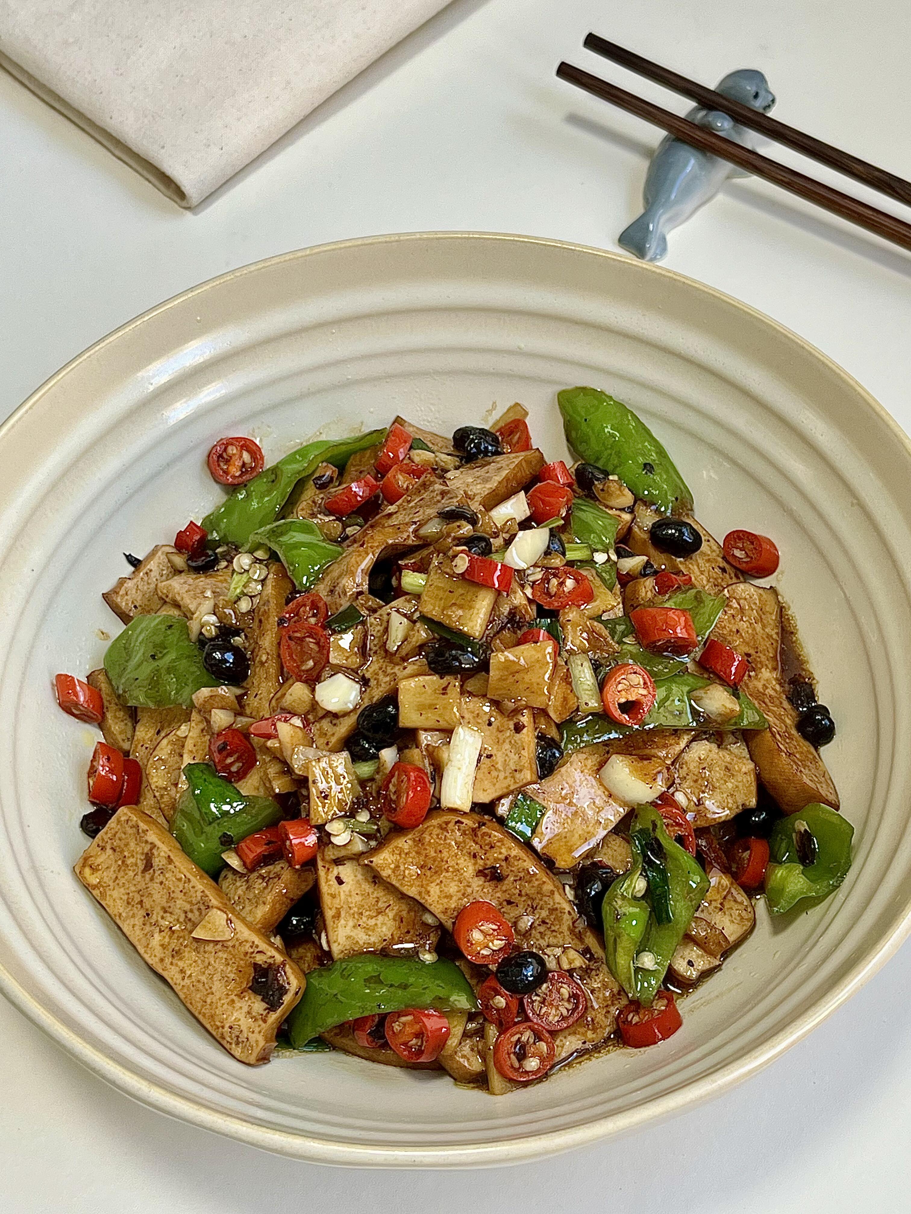 豆豉香干炒辣椒，真的越辣越上头救命！这道家常小炒直接封神；油润的香干吸饱豆豉的