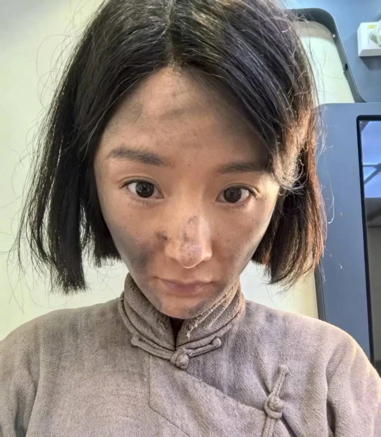 变老后的杨幂，依然是个优雅的老太太。