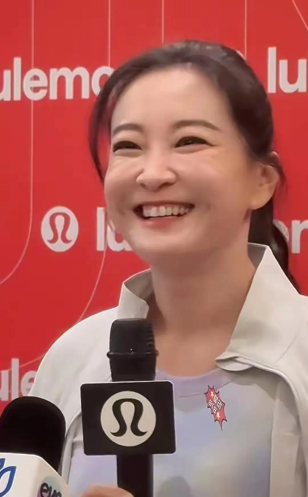 很高兴，贾玲没变，跟原来一样，笑起来像花一样！玲姐很久没露面，以前有传