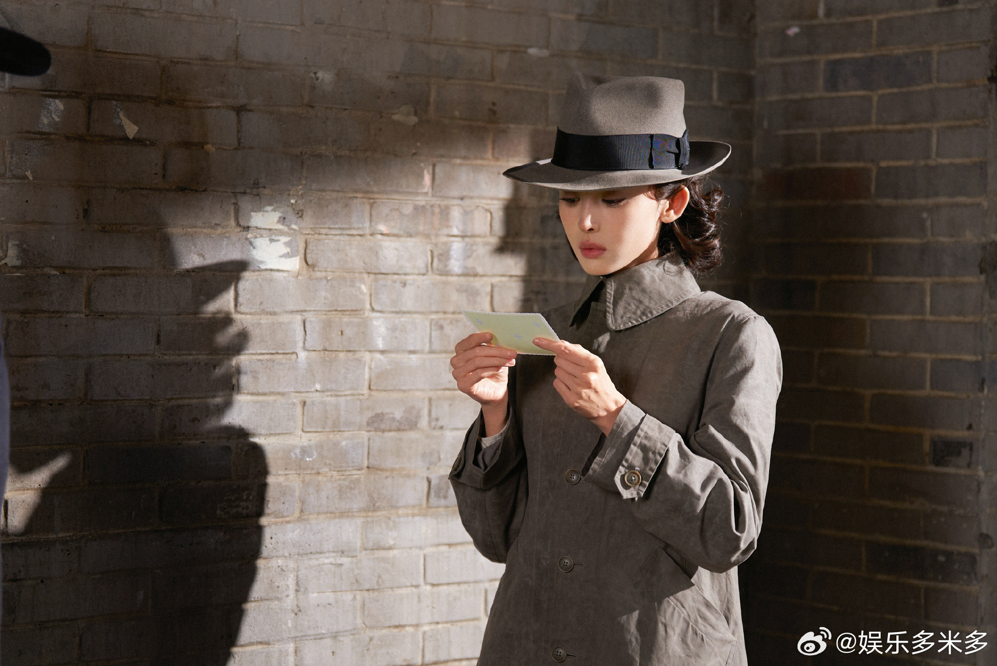 娜扎究竟去哪里进修了娜扎在电视剧《玉茗茶骨》里演技进步肉眼可见，眼神戏层次丰富，
