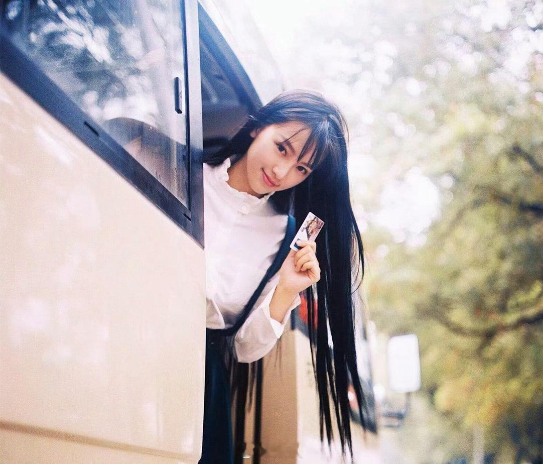 黄灿灿梦回武大校花黄灿灿一出场直接梦回武大校花，白裙长发站在樱花下，还是当年的