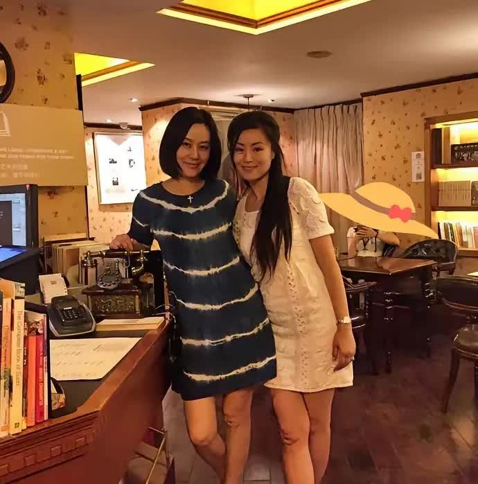 邬君梅和妹妹邬君宜合影。大家熟的邬君梅，旁边站着妹妹邬君宜，气质好，个子高，看着