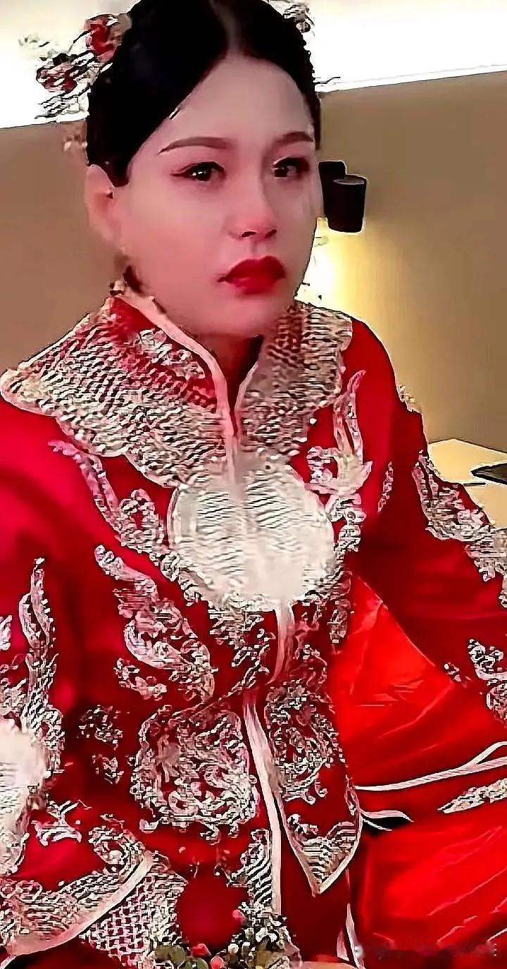 为28万彩礼,怀孕6月新娘婚礼哭花妆!男方一句“怀都怀了”引爆全网婚礼现场,