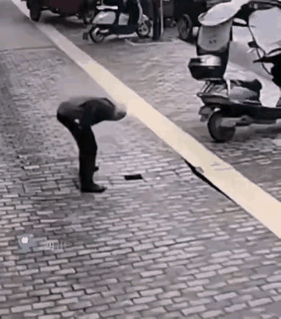 俗话说得好：好奇害死猫。一位大爷发现路面有个洞，指着说道：“过来看看，这儿有个