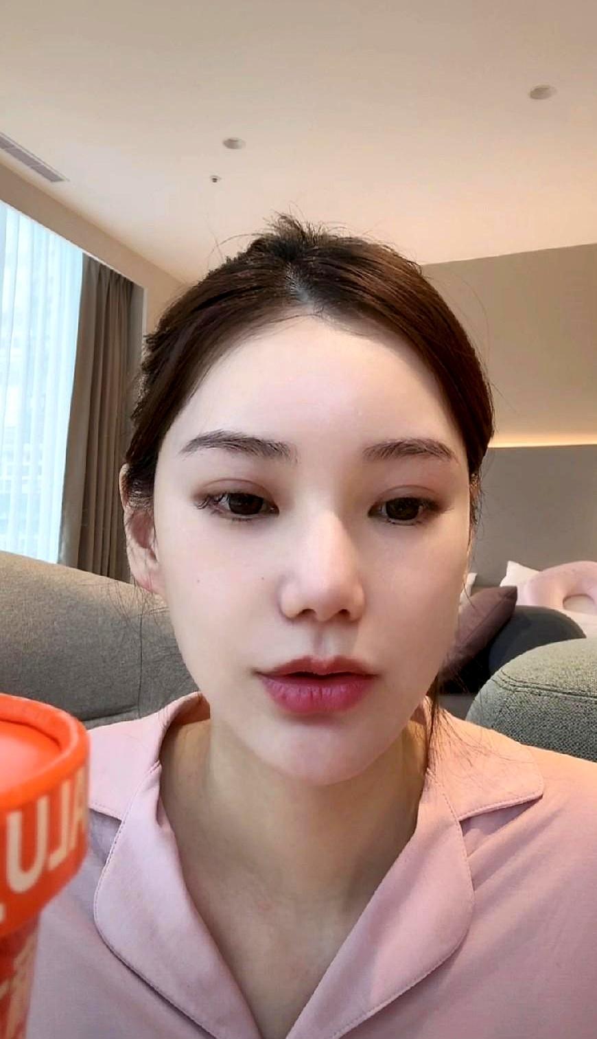 羊水提前两周破了抖着做完剖腹产，13天后马莜梅就坐直播间边带娃边聊天了。汪