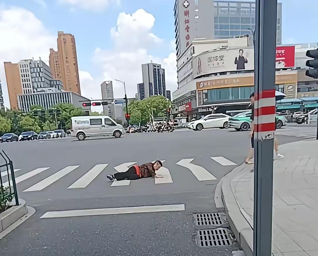 扶不扶？不扶。不但不敢扶，连报警电话也不敢打。打120要付车费，后续家属还