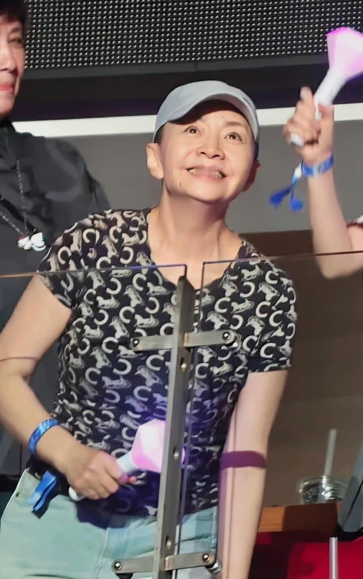 宋丹丹穿20年前旧衣看那英演唱会，网友：这衣服比我年纪还大！昨晚那英演唱会，宋