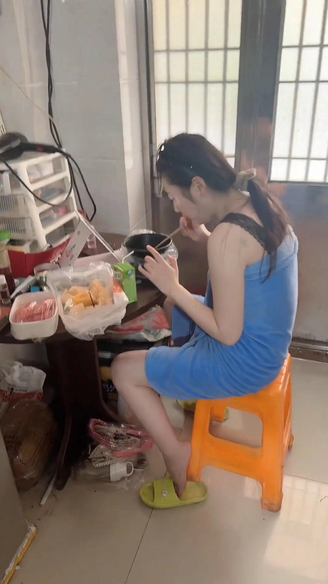 为什么一个男一万多还是没有钱？因为他家底薄，没人帮衬，一双袜子，一根葱...