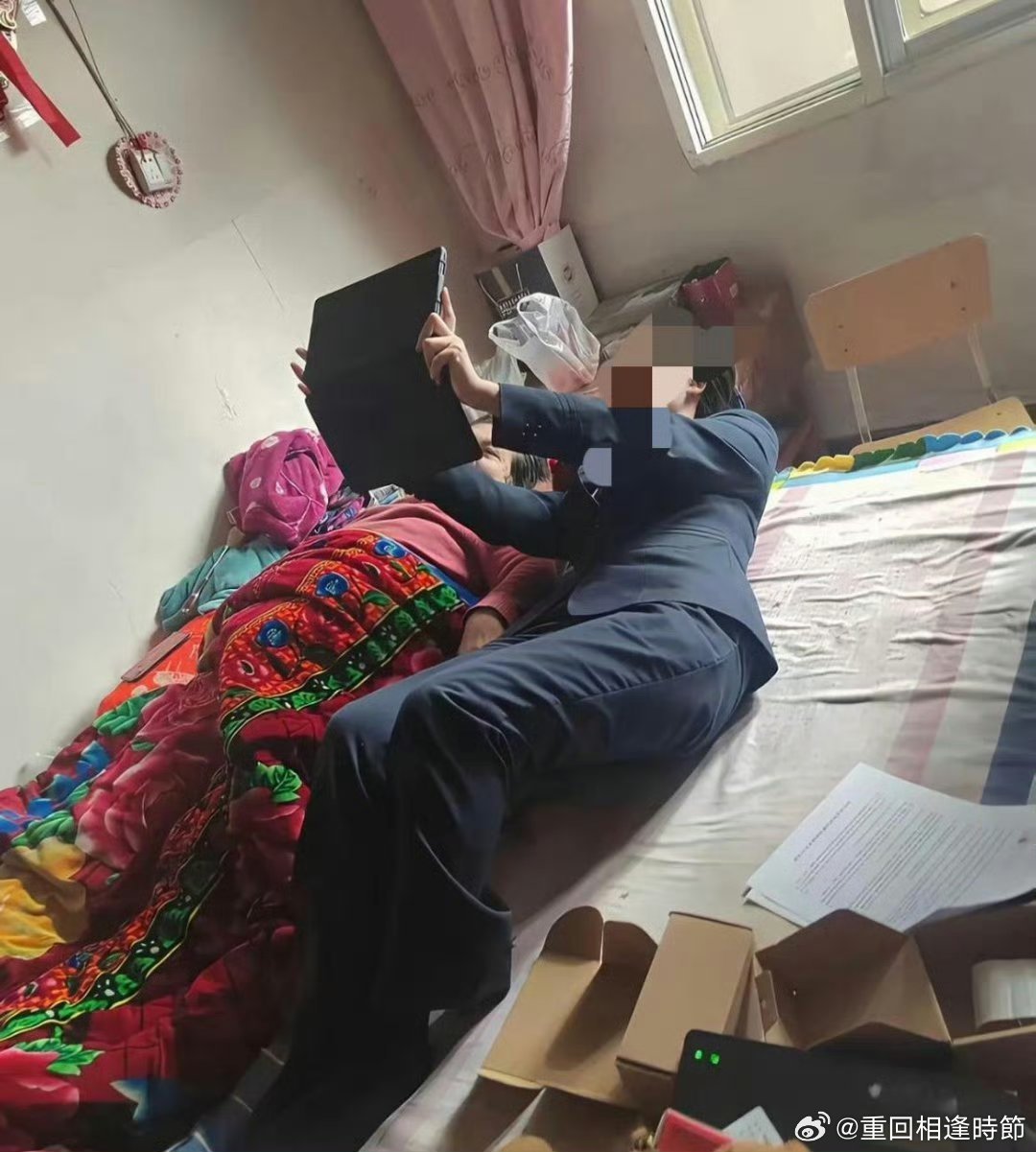 说实话，银行工作人员也不是那么好做的 ​​​