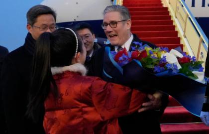 英国首相斯塔默还刚开始访华旅程，英国国内已经乱成了一锅粥。 英国财政大臣表示