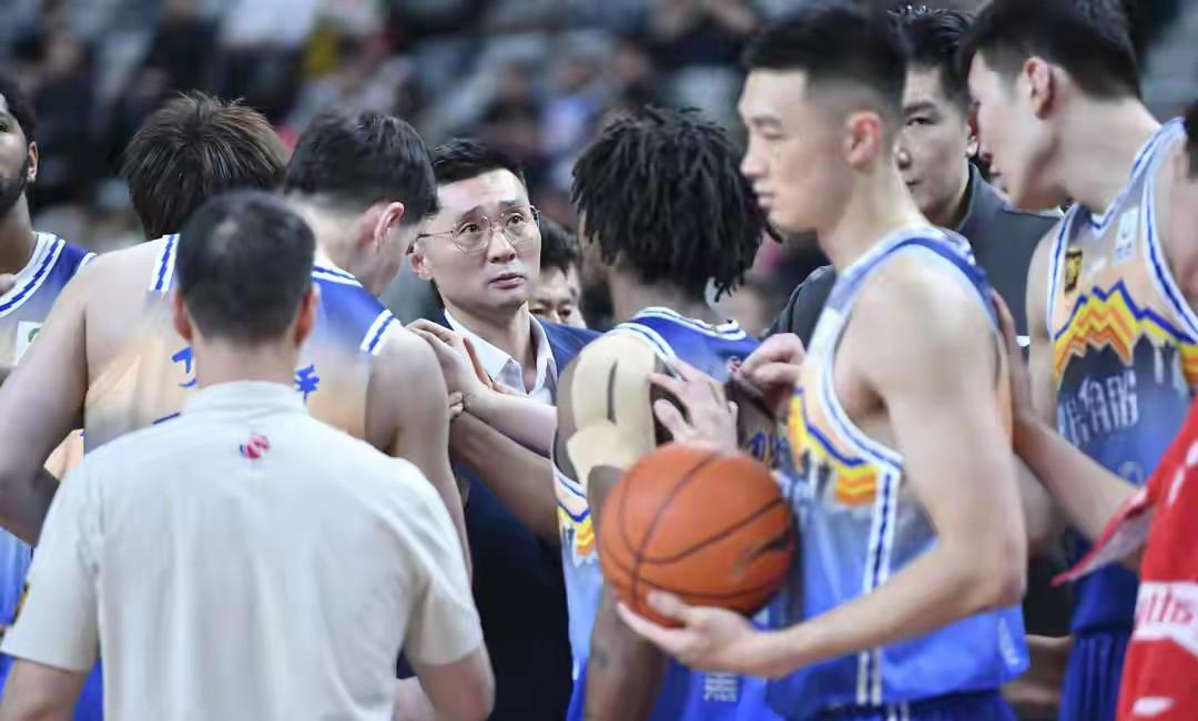 新疆男篮朱旭航是否能够继续合作，这得由俱乐部和教练组来进行评估。在休赛期，俱乐部