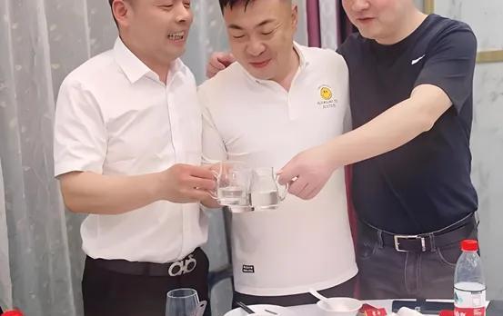 不跟山东人喝顿酒不知道，山东人的酒量也就那样，不过是嘴上劝酒功夫厉害，实际上酒量