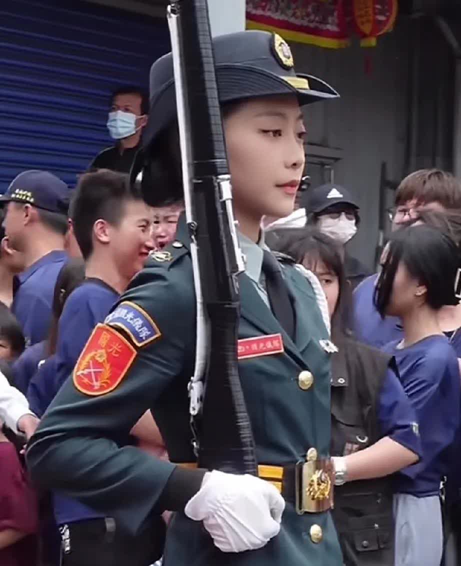 台湾仪仗队表演，究竟是为了看美女，还是看她花式耍枪？台湾的这位仪仗队女仪仗兵