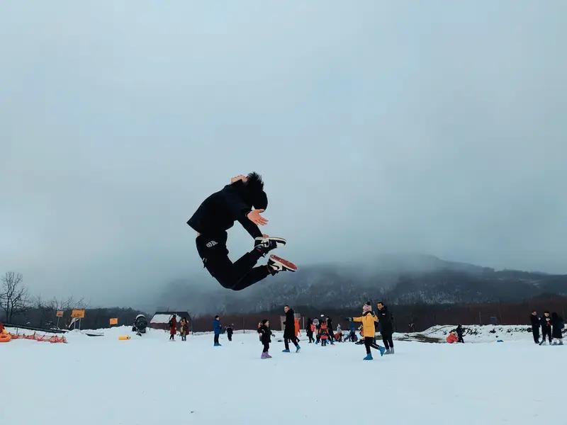 苏翊鸣22岁生日第一滑拿到82.41分，这成绩太牛啦！他就像雪道上的精灵，每次滑