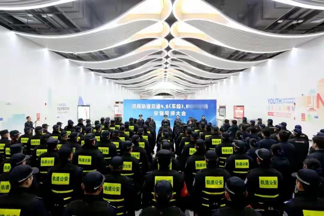 今天，听地铁工作人员说，他们一夜未眠。今天济南三条地铁线开通，是济南城建史