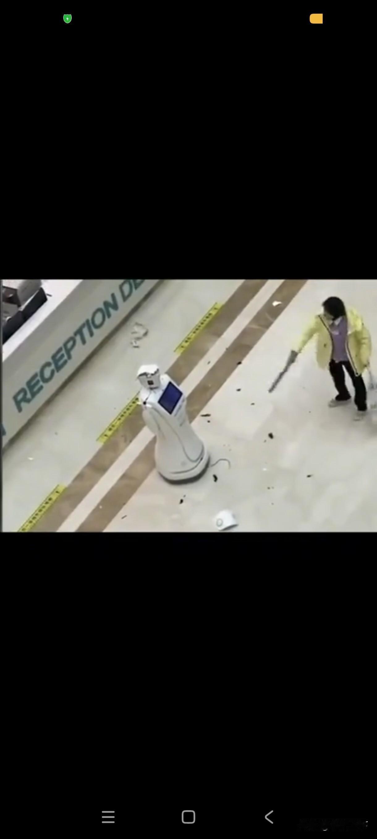 敢和机器人打架的人！女子在医院怒揍AI机器人，就只因机器人看她哭，问她要不要听个