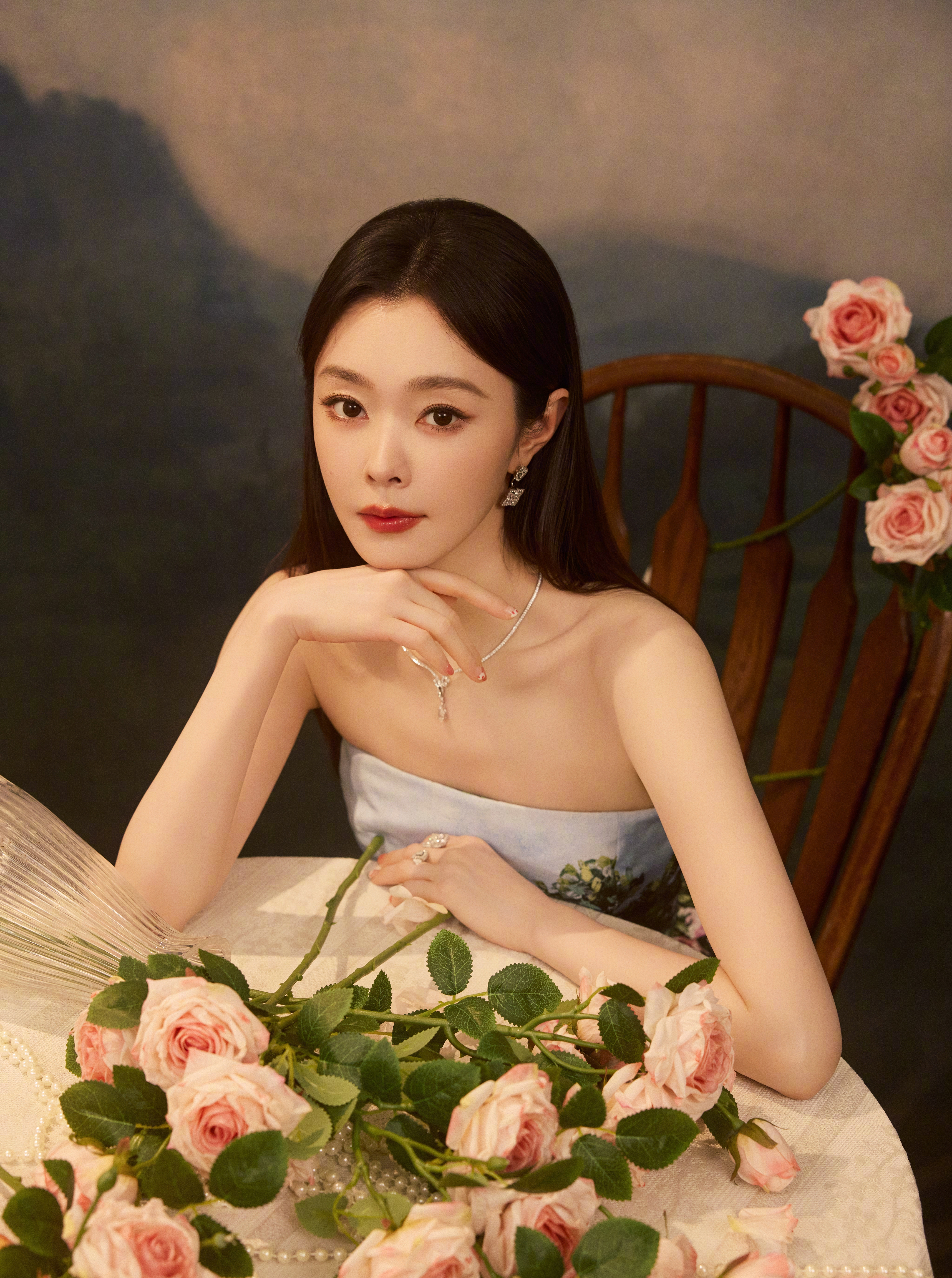 宋轶（82）鲜花抹胸长裙写真明媚娇艳欲滴​