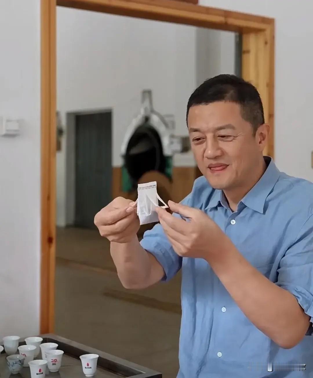 李亚鹏不擅长商业经营，过去做很多生意都是亏本。医院这件事他应该是干净的，但是很多