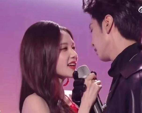 李一桐在湖南卫视的春晚上假唱被骂上了热搜，她没有任何解释，而是直接发了一个499