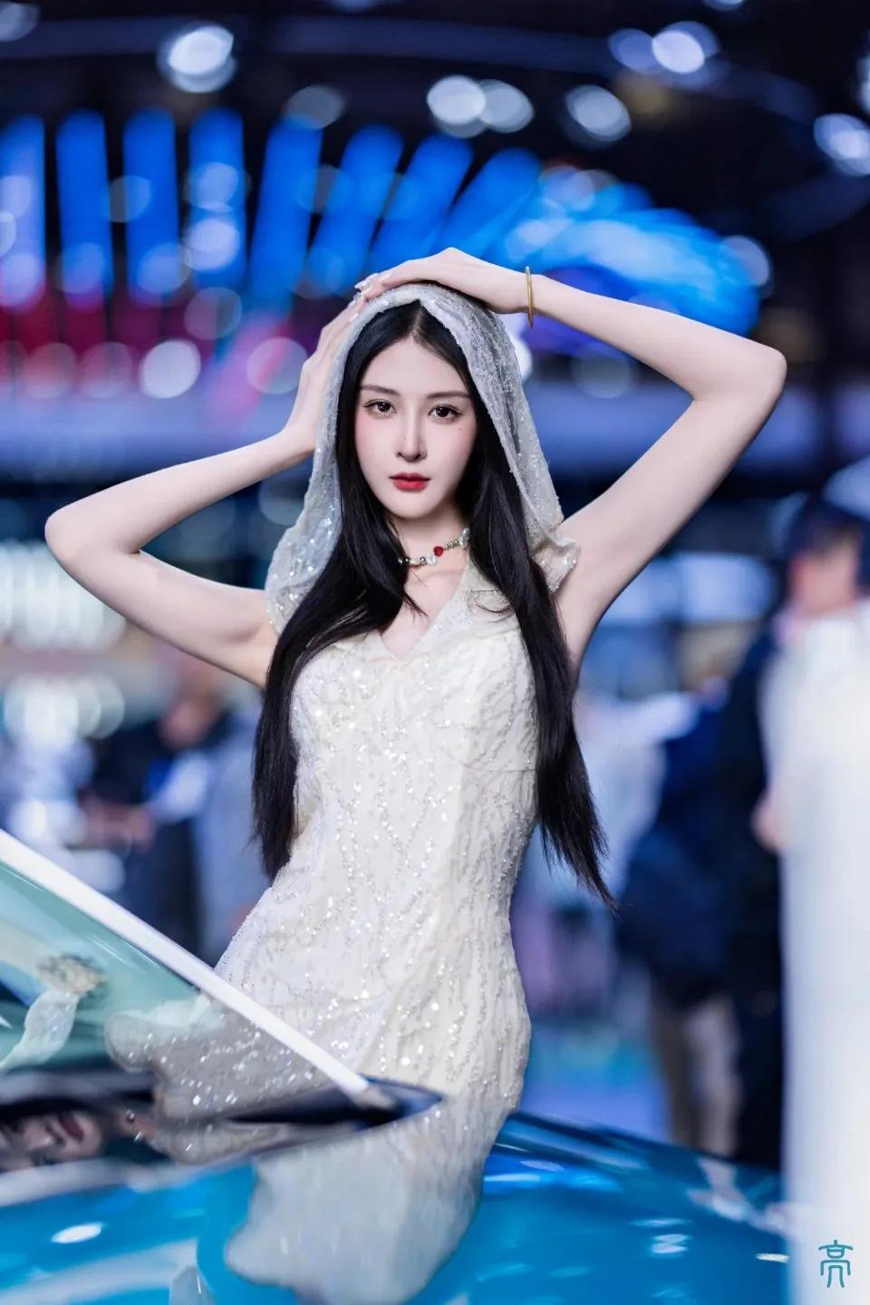 上海车展，车模美图分享车展靓模车展女神车模车模界美女性感车模美少女顶级美