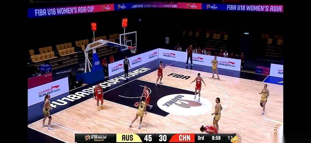 中国U18女篮第一节一度落后22分，第三节靠一套五小阵容硬生生追到只差6分。可