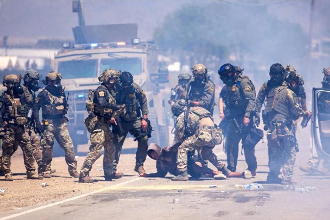 掐起来了！加州给全美老百姓发“尚方宝剑”，这下白宫真坐不住了最近美国政坛最热