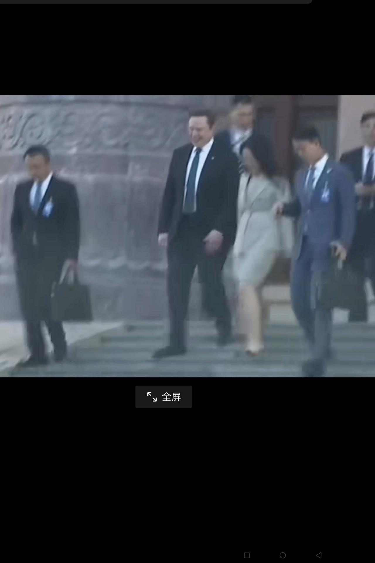 这个陪着马斯克的美女是谁？昨天（5月14日）晚上，欢迎美国客人的宴会结束后，有