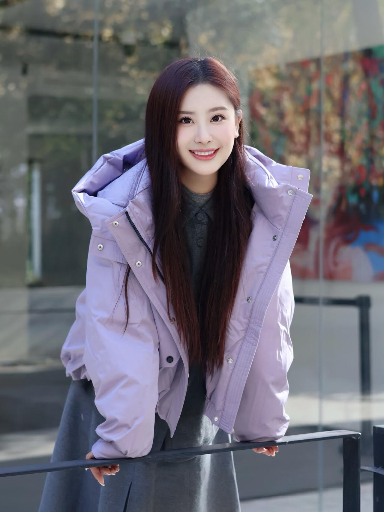 笑语盈盈意自闲