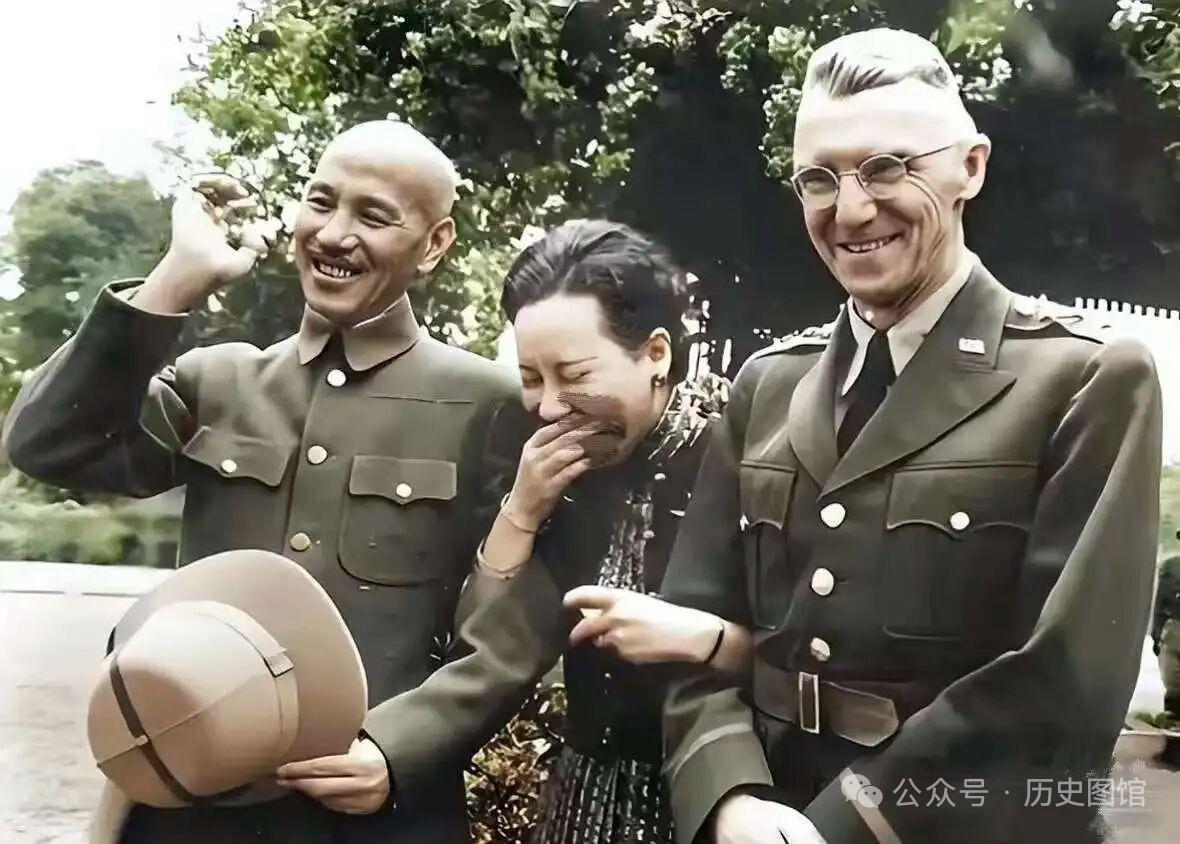 这不是演员饰演的，这是蒋介石、宋美龄和史迪威将军的真实相貌，三人在笑啥？这张照片