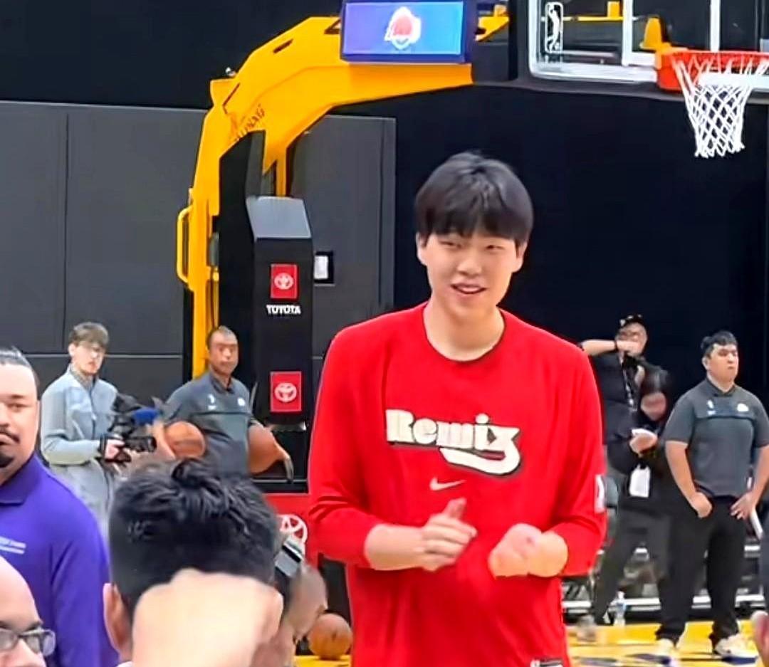 他们对着杨瀚森竟然做出那种手势。这事就发生在美国发展联盟的赛场上，一个湖人下属