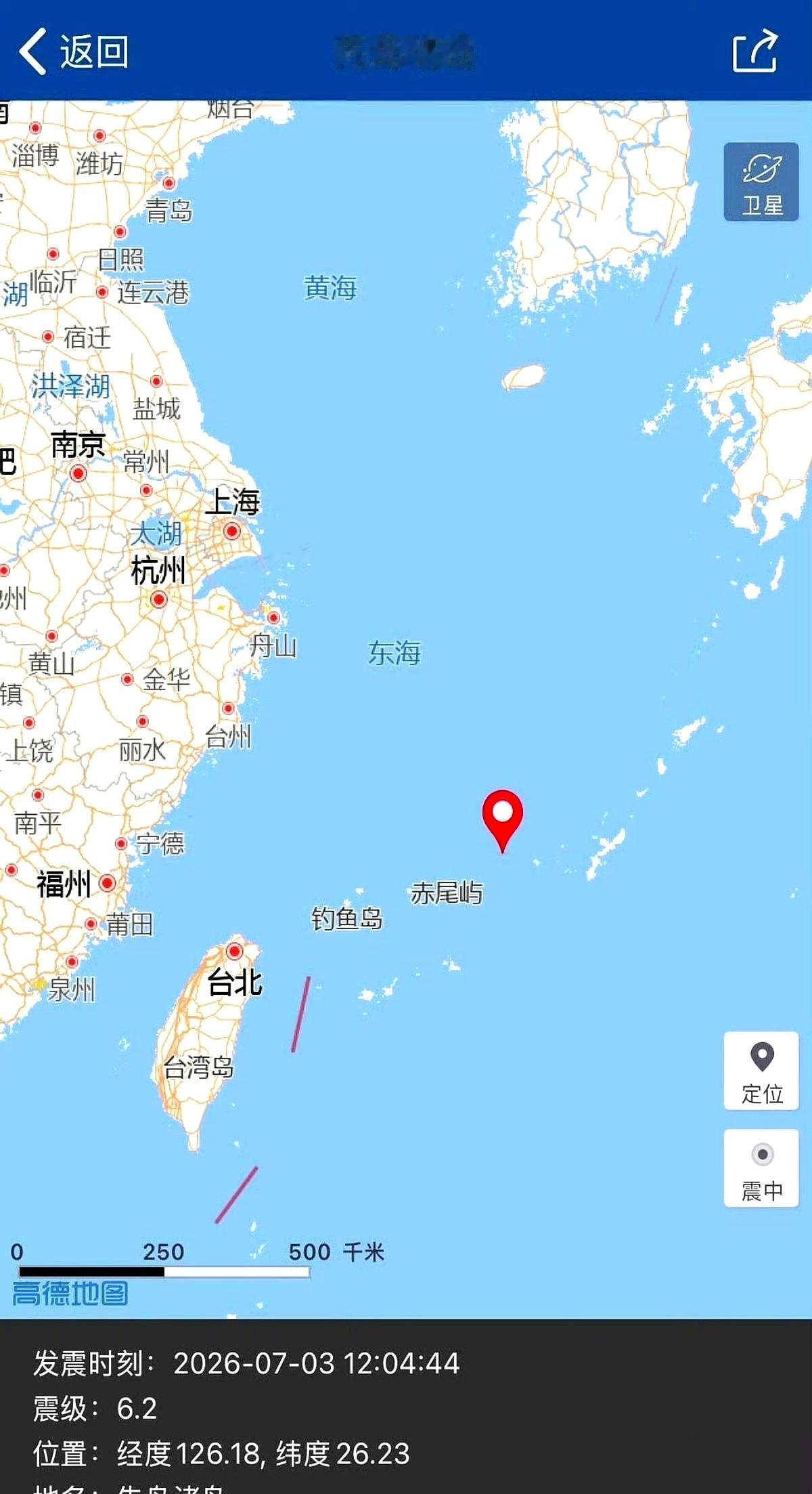 手机突然像疯了一样狂震，第一反应是“坏了，要跑”，结果低头一看，桌上的水杯比我心