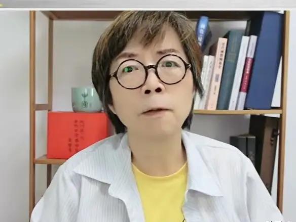 黄智贤雪中送炭，挺赵少康。针对专访沈伯洋引发的争议，赵少康为自己辩护，称媒体