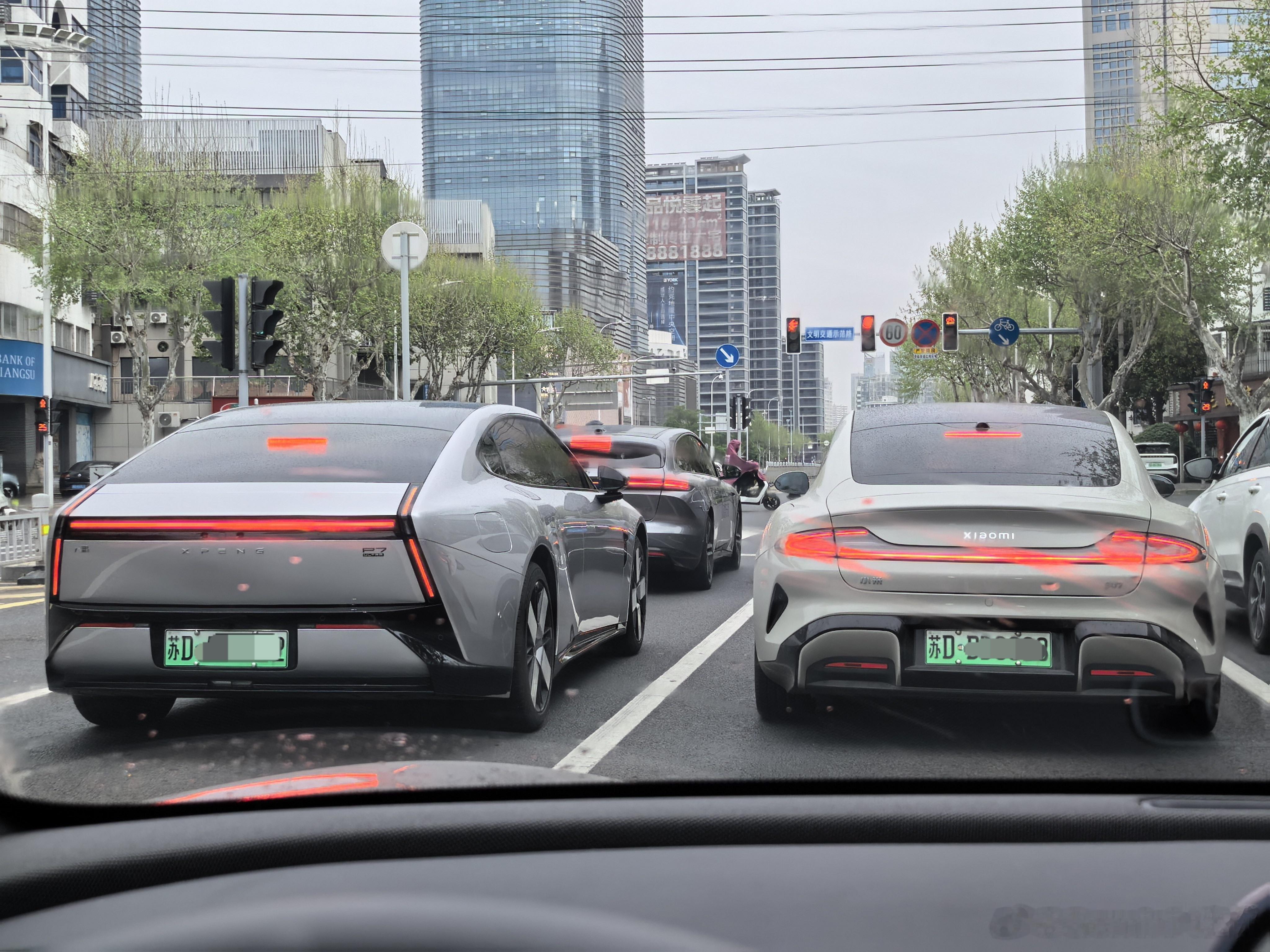 小鹏P7和小米SU7，一个全是直线，一个全是曲线，大家觉得谁的设计更好？汽车设计