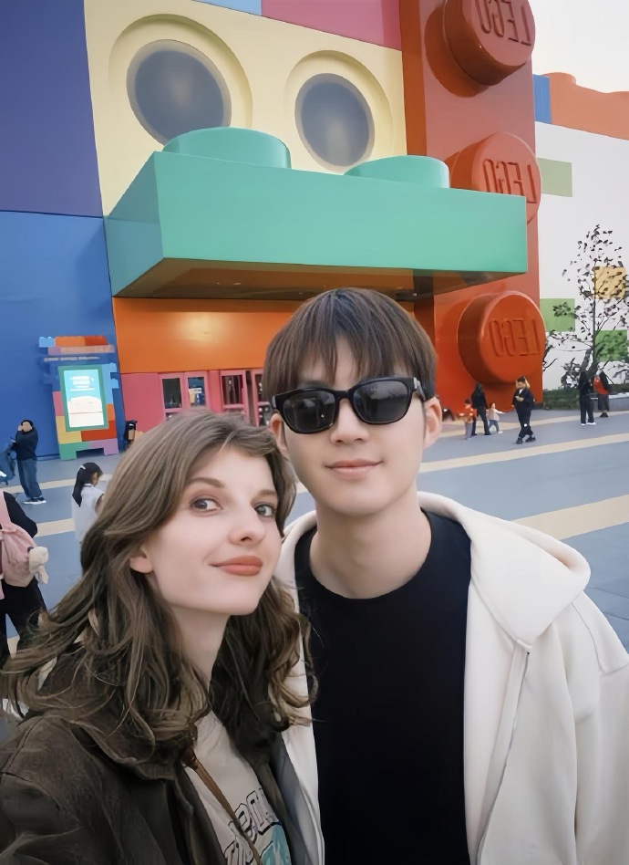 董力的外籍妻子阿诺在社交平台上晒出了全家在上海过圣诞的温馨日常。为了营造节日氛围