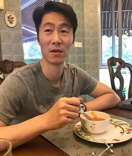 王励勤回应王楚钦球拍破损了他说问题基本解决了。主要是还是因为王楚钦一年内第